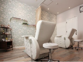 ココティエ(cocotier)の写真/同時施術で時短×綺麗♪徹底カウンセリングと高技術で、理想の目元も指先も一度に叶う贅沢タイム◎