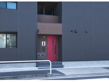 アヤトリ(ayatori)の雰囲気（"黒い建物"で赤い扉が目印♪※白い建物も裏にあるのでご注意を！）