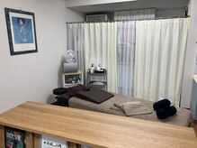 揉みほぐし明の雰囲気（ベッドは１台です　落ち着く空間です）
