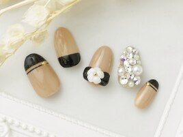 ベージュ×ブラックカメリアnail