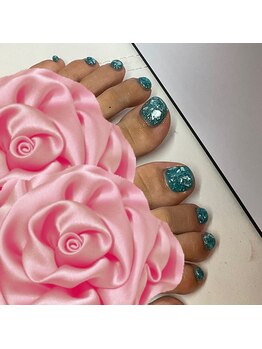 季節問わずフットネイルも人気