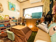マタニティアンドタイマッサージ メナム リラクゼーション(Menamu relaxation)の雰囲気（サロン内ではタイの服飾雑貨や手作り布ぞうりの販売も◎）