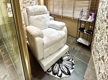 ロキエ 学園前店(ROCHIE)の雰囲気（ふかふかのリクライニングソファーと個室でゆったり施術♪）