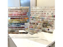 メイドットバイシャルム(May.byCharme)の雰囲気（カラー約300色・ラメ、マグネット約260色と豊富なカラー展開）