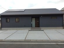 店舗正面に広々駐車場完備