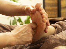 ブルーリーフセヴァー(Blue Leaf Seva)の雰囲気（フットリフレ足底反射区を指の関節でゆっくりとおしながします）