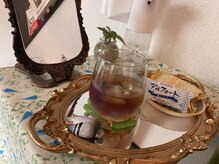 温かいor冷たいドリンクとお菓子や足湯のサービス有