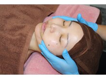 はまの整骨鍼灸院/小顔矯正施術風景