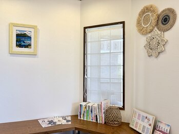 シェルジュ 沼津(shaluge)/カウンターに本あります