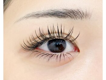 ジーエー(G.A)の写真/違和感の少ないフィット感。その理由は“1本1本の丁寧さ”まつげの流れに沿って、どこから見ても自然に。