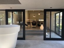 マルジ(marugi)の雰囲気（ネイルサロンでは珍しい大きな窓と明るい店内。緑に囲まれて）