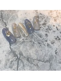 くすみブルー押し花ネイル