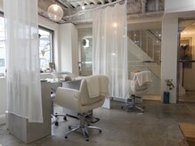 ベゼル(bezel.)の雰囲気（白とグレーを基調にした落ち着いた雰囲気の店内です★）