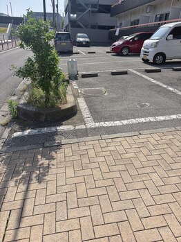 プレジール エテ(plaisir Ete)/駐車場は白いカラーコーン12番