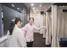 名古屋ハピネス鍼灸接骨院丸の内/ベッドへご案内