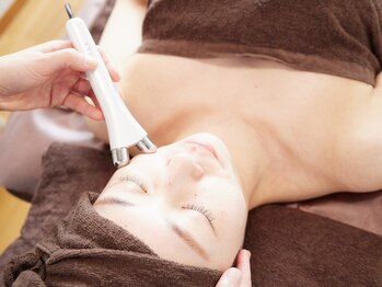 サロン マーベラス(SALON MARVELOUS)の写真/【満足度No１★美肌＋表情筋トレ＋たるみ・二重顎ケア】 小顔＋美肌SPコースでお悩みをオールインワンケア!