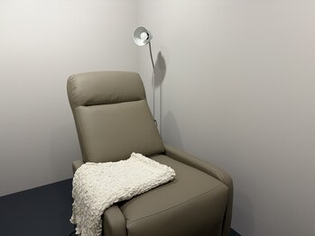 イオナ(IONA)の写真/《周りの目を気にせず自分だけの時間を》美容室内の一角。心地よくゆったり寛げるサロンで理想のお目元へ♪