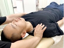 施術風景　Instagram ：　@kokoro_medi