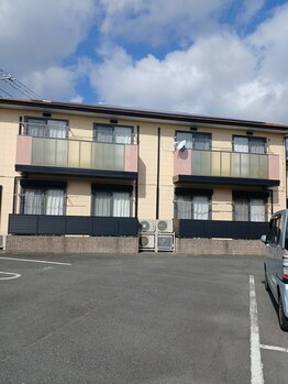 メロウ(mellow)/駐車場から見て左手にE棟202号室