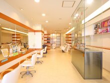 アイサロン ラッシュバー 池田店(eye salon LASH BAR.)の雰囲気（広々とした店内の奥にゆったり過ごせる）