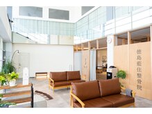 広い待合は吹き抜けで開放感抜群♪落ち着いて整体が受けられます