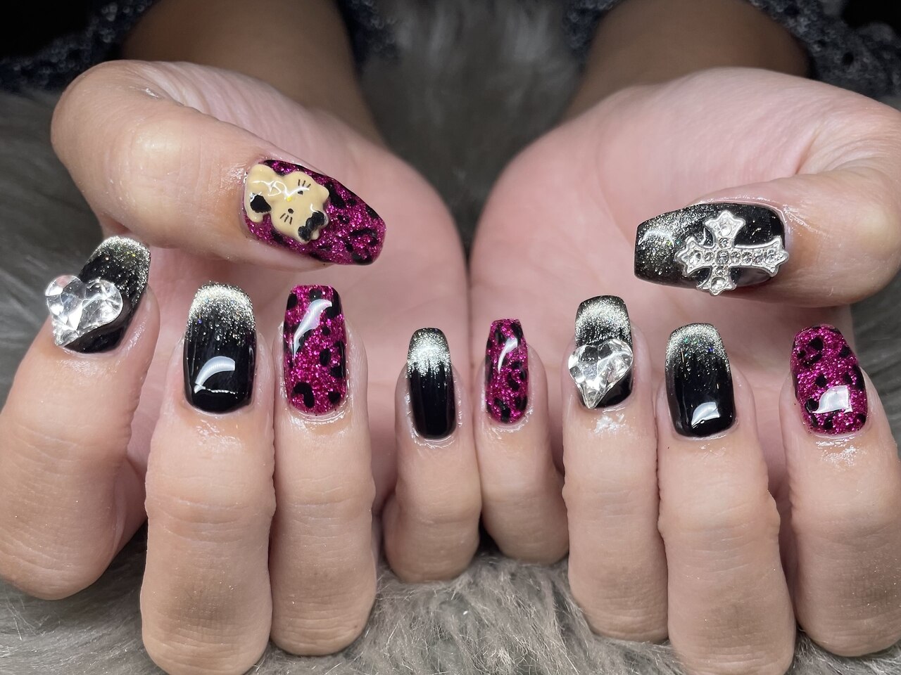 2025年-2026年冬トレンド】ブラック ストーンのネイルデザイン集｜人気