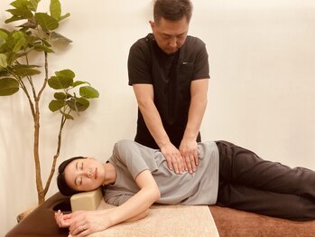 東梅田カイロプラクティック整体院の写真/【梅田徒歩7分/泉の広場徒歩3分】凄腕のプロが固まった肩腰と骨盤を改善するから結果が違う!男性リピ多数♪