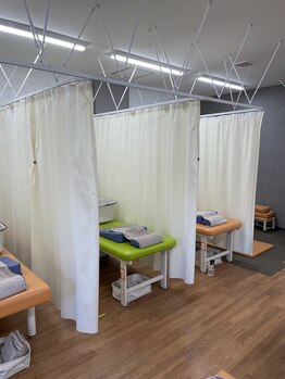 御幸橋あさひ整骨院/カーテンのあるベットもあります