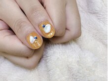 マーチ(March)の雰囲気（オレンジマグネットにブルーのストーンの組み合わせがかわいい！）