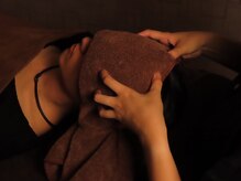 頭部、首元のマッサージは眼精疲労に効果的です。