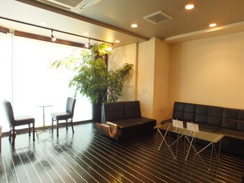 エルミタージュ 池袋/窓の光が明るい待合室