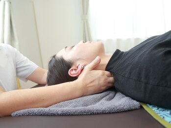 トゥラン(Tulang)/首の付け根を持ち上げて整えます