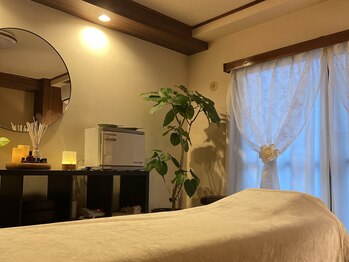 エリー(ERY)/日が沈むとガラッと変わる店内