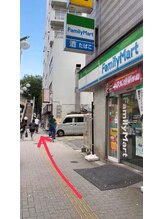 明大前整骨院/ファミリーマートを過ぎると