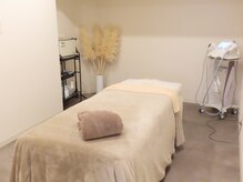 ミルズ(MillS)の雰囲気（完全個室の施術室。ヘアアイロン、アメニティ豊富なメイク台も有）