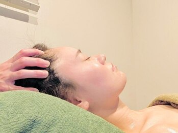 サロンドカモン(salon de 華門)の写真/繊細な頭筋に絶妙な圧でストレッチを行う事で、頭の血行を促進させ、肩こりや頭痛も改善！
