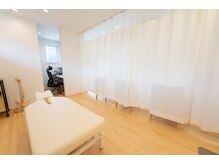 のと整体 金沢本院/待合室から施術の様子は隠せます