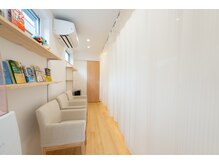 のと整体 金沢本院/施術室と待合室を仕切るカーテン