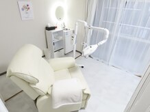 ホワイトニングサロンクリア 名古屋駅前店の雰囲気（白を基調としたゆったりとした半個室空間で施術が受けられます♪）