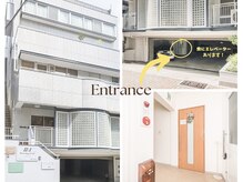 マイカ(myca)/駐車場奥のエレベーターで2階へ