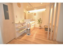 なごみやここわ 武蔵小杉店/エントランスを入り左手が待合室