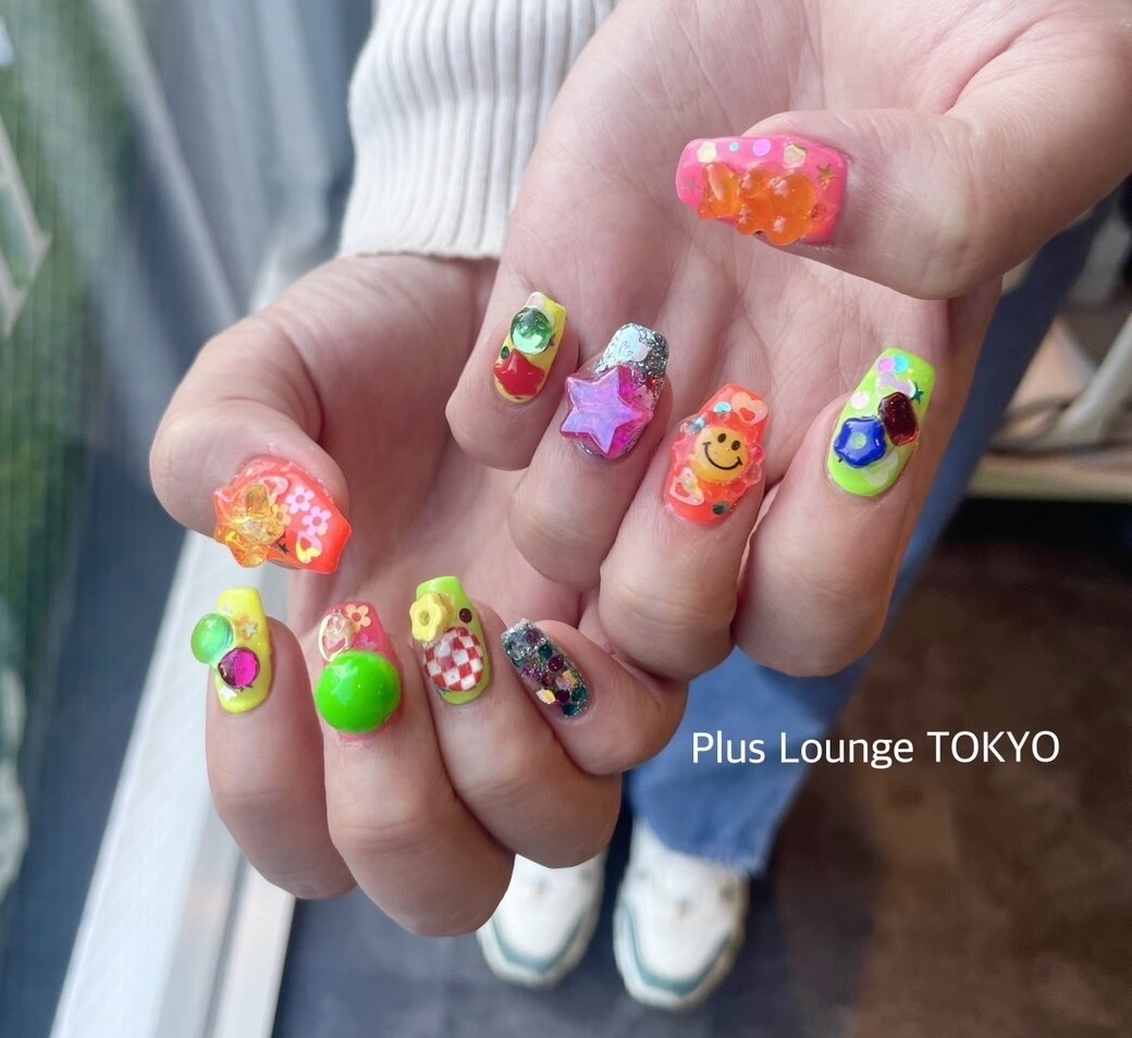2025年-2026年冬トレンド】カラフルポップのネイルデザイン集｜人気順