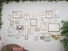 メナードフェイシャルサロン 中崎店の雰囲気（店内は緑が、壁一面の額縁でスタッフ自慢の場所です！）