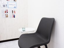 アイケアラボ 四ツ谷店(アイケアLaBo)/ゆったりくつろげる待合スペース