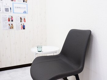 アイケアラボ 四ツ谷店(アイケアLaBo)/ゆったりくつろげる待合スペース