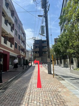 ポーラ 自由が丘南口店(POLA)/左手に無印良品を見ながら先へ。