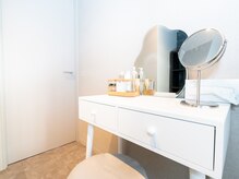 パーソナルジム アジャスト 横浜桜木町店(ADJUST)の雰囲気（女性に気を配ったメイクルーム◎清潔なシャワーも使えます◎）
