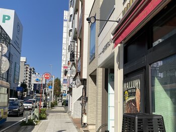 サロンドキャリー/9.上を見上げるとオレンジの看板