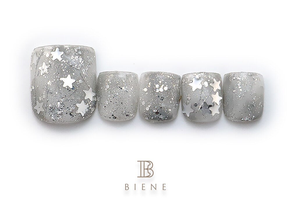 2026年冬トレンド】シルバー ホログラム フットのネイルデザイン集