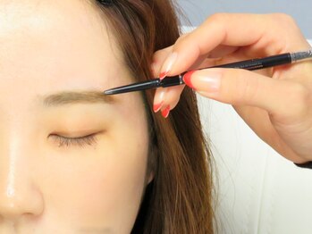 マユカ 静岡店(Mayuka)の写真/【完全個室の贅沢空間】周りを気にせず心からリラックス♪丁寧なカウンセリングで理想の垢抜け美眉へ導く☆